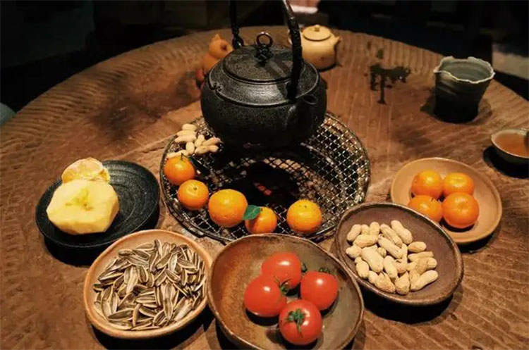 圍爐煮茶：起一爐火，煮兩碗茶，聊三餐四季，話五谷豐登(圖1)
